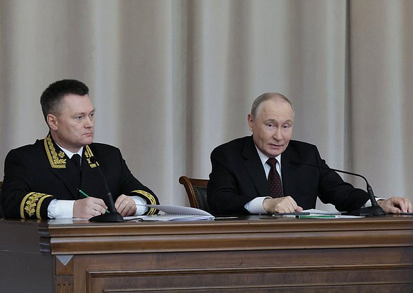 Председатель Верховного Суда Российской Федерации Игорь Краснов и Президент РФ Владимир Путин