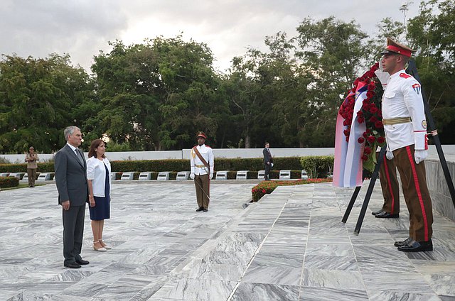 Colocación de una ofrenda floral ante el el Monumento al Soldado Internacionalista Soviético en La Habana