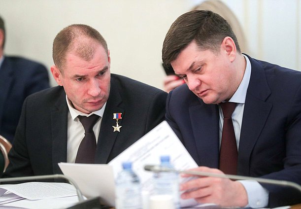 Члены Комитета по безопасности и противодействию коррупции Дмитрий Перминов и Иван Квитка