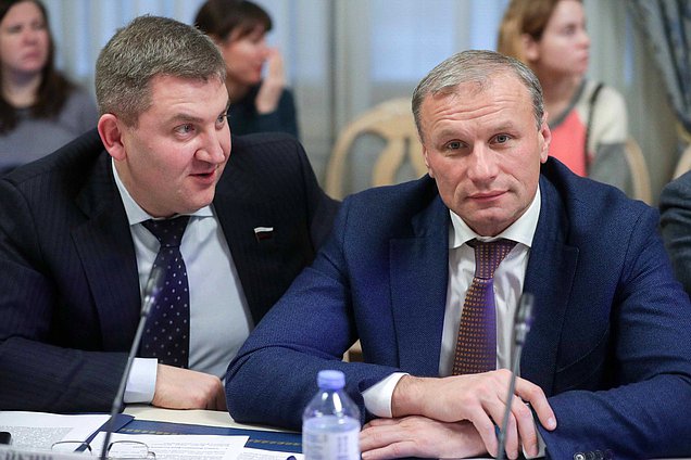 Члены Комитета по контролю и Регламенту Дмитрий Ламейкин и Дмитрий Сватковский