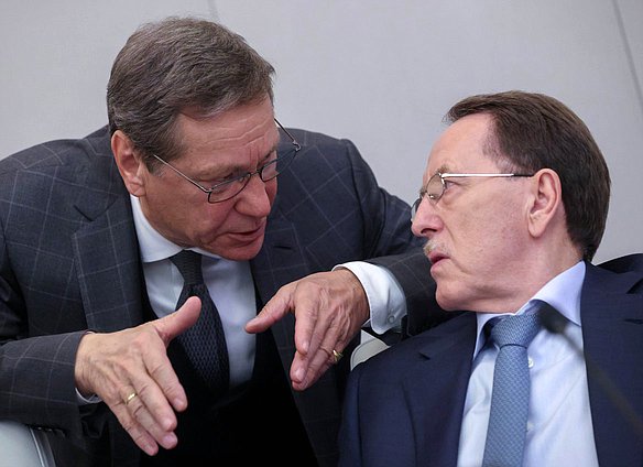 Первый заместитель Председателя Государственной Думы Александр Жуков и заместитель Председателя Государственной Думы Алексей Гордеев