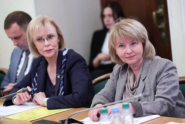Заместитель Председателя Комитета по охране здоровья Татьяна Соломатина и член Комитета Вероника Власова