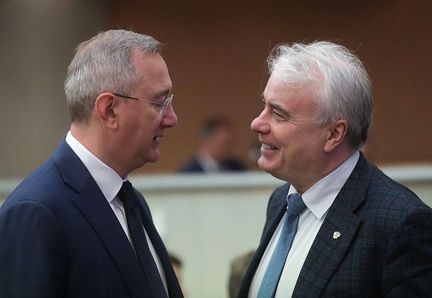 Председатель Комитета по энергетике Павел Завальный (справа)
