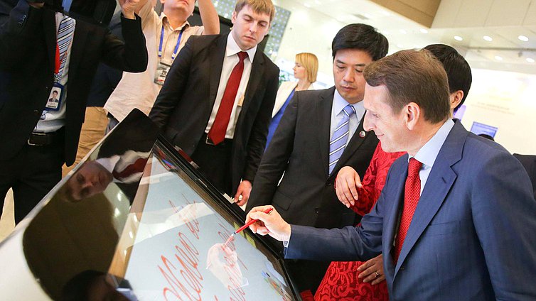 Осмотр выставки корпоративных решений корпорации Huawei.