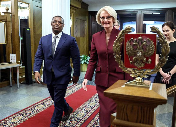 Заместитель Председателя Государственной Думы Виктория Абрамченко и Председатель Национального Собрания Республики Мадагаскар Ситени Тьерри Рандрианасулуниайку