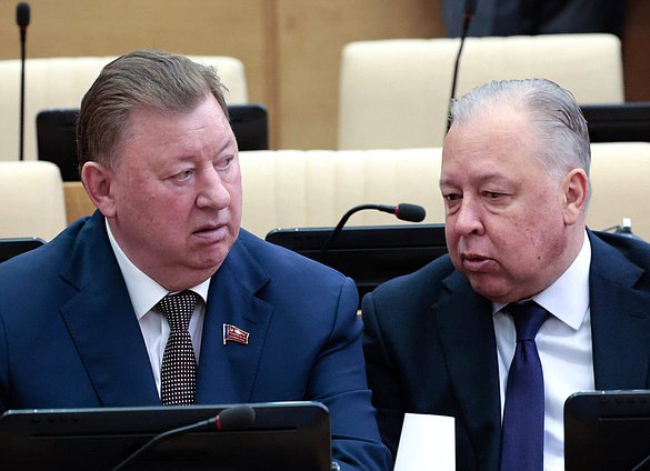 Председатель Комитета по аграрным вопросам Владимир Кашин и Первый заместитель Председателя Комитета по финансовому рынку Вадим Кумин