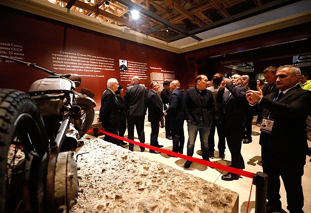 Члены делегаций стран-членов ОДКБ посетили выставки "Великая Победа. Россия - моя история" и "Без срока давности. Нюрнберг. 80 лет" в Москве