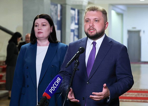 Член Комитета по защите семьи, вопросам отцовства, материнства и детства Василина Кулиева и заместитель Председателя Государственной Думы Борис Чернышов