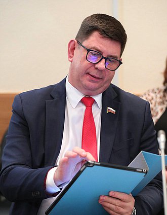 Член Комитета по просвещению Виктор Смирнов