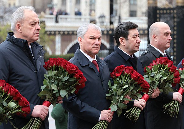 Главы делегаций стран-участниц ОДКБ возложили цветы к Могиле Неизвестного солдата
