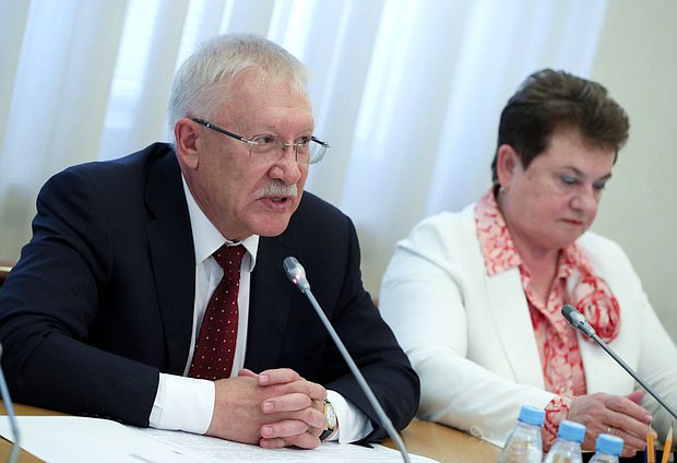 Председатель Комитета по контролю Олег Морозов и аудитор Счетной палаты Светлана Орлова