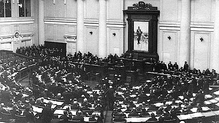 第四国家杜马议员在塔夫利宫会议厅的讲话。圣彼得堡中央国立电影、照片和声音文件档案馆