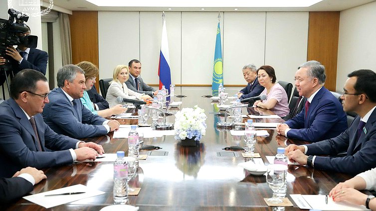 Председатель Государственной Думы Вячеслав Володин и Председатель Мажилиса Парламента Республики Казахстан Нурлан Нигматулин. Автор фото: Анна Исакова/Фотослужба Государственной Думы