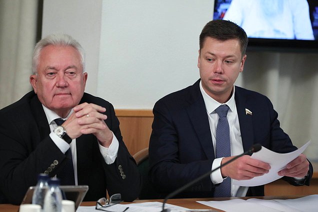 Члены Комитета по контролю Леонид Ивлев и Никита Румянцев