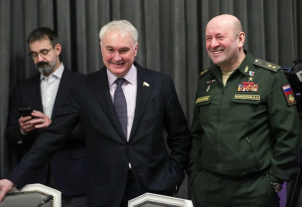 Chairman of the Committee on Defence Andrey Kartapolov (left)