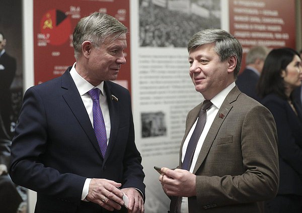 First Deputy Chairman of the Committee on International Affairs Dmitrii Novikov (right)