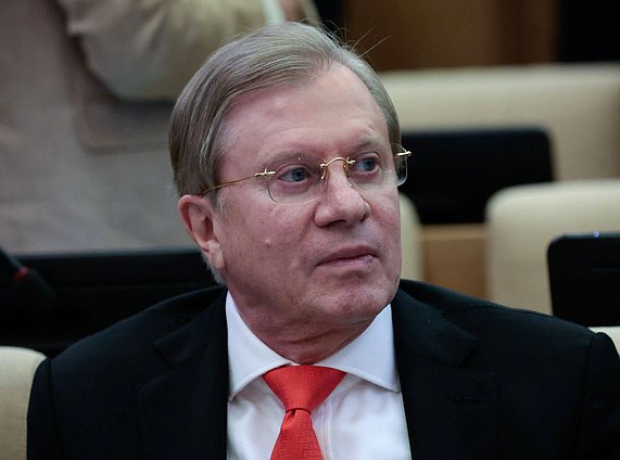 Член фракции "Единая Россия" Виталий Савельев
