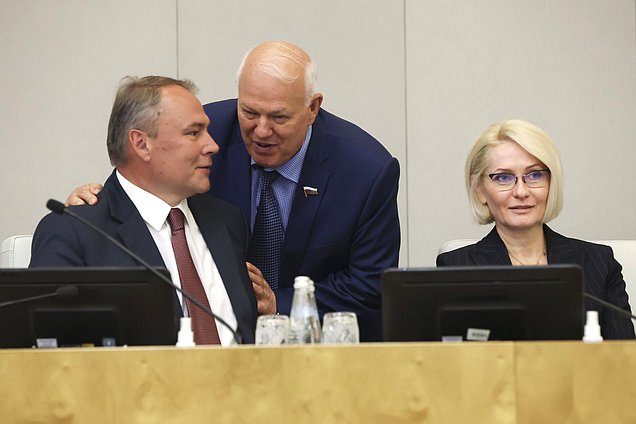 Заместитель Председателя Государственной Думы Петр Толстой, заместитель Председателя Комитета по экологии, природным ресурсам и охране окружающей среды Анатолий Грешневиков и заместитель Председателя Государственной Думы Виктория Абрамченко