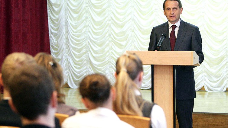 Сергей Нарышкин посетил одну из гимназий города Дмитров, где провел открытый урок, посвящённый Конституции России