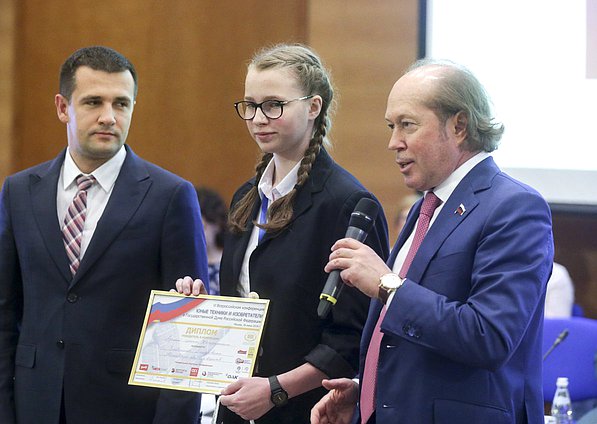 Обладатель гранпри конференции Елизавета Забелина и член Комитета по образованию и науке Владимир Кононов