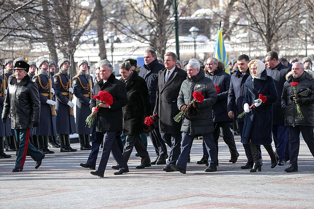 Возложение цветов к Могиле Неизвестного Солдата и к памятнику Г.К. Жукову в День защитника Отечества