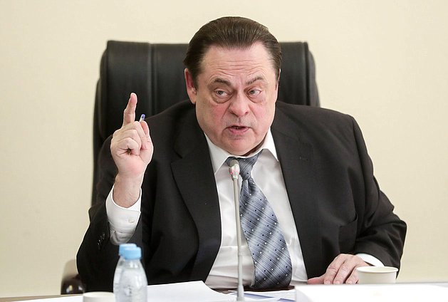Председатель Комитета по делам национальностей Геннадий Семигин