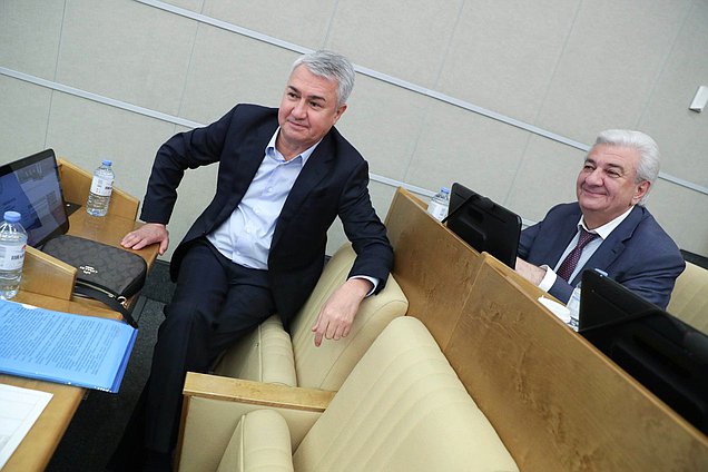 Член Комитета по безопасности и противодействию коррупции Рахим Азимов и член Комитета по энергетике Заур Геккиев