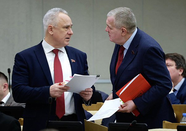 Член Комитета по бюджету и налогам Евгений Бессонов и Первый заместитель Председателя Комитета по труду, социальной политике и делам ветеранов Николай Коломейцев