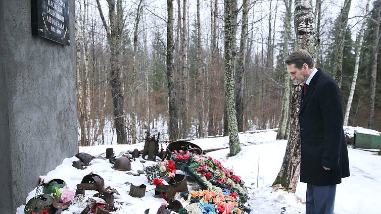 Возложение цветов к мемориалу "Непокоренная высота 105,3". Деревня Гостилицы, Ломоносовский район, Ленинградская область.