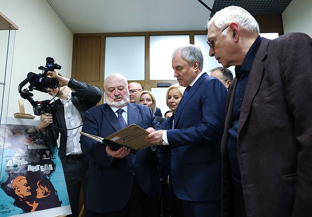 Ректор ВГИК им. С. А. Герасимова Владимир Малышев, Председатель Государственной Думы Вячеслав Володин и Генеральный директор киноконцерна «Мосфильм» Карен Шахназаров