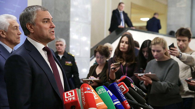 Председатель Государственной Думы Вячеслав Володин отвечает на вопросы журналистов. Фото: Анна Исакова/Фотослужба Государственной Думы