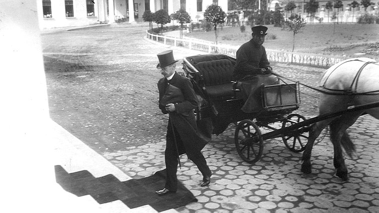 Приезд депутатов Первой Государственной Думы на первое заседание в Таврический дворец. 27 апреля 1906 г. Фотография хранится в ЦГАКФФД СПб