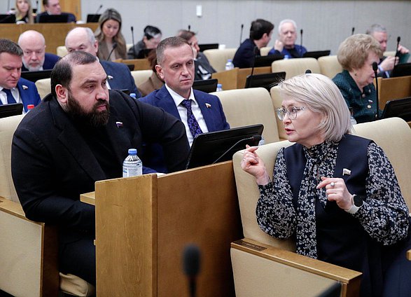 Член Комитета по охране здоровья Бийсултан Хамзаев и член Комитета по просвещению Эльвира Аиткулова