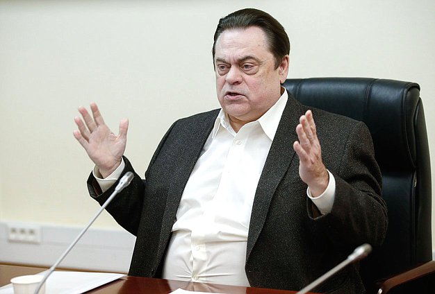Председатель Комитета по делам национальностей Геннадий Семигин
