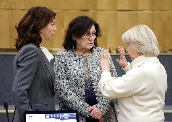 Первый заместитель Председателя Комитета по государственному строительству и законодательству Ирина Панькина и член Комитета по охране здоровья Римма Утяшева