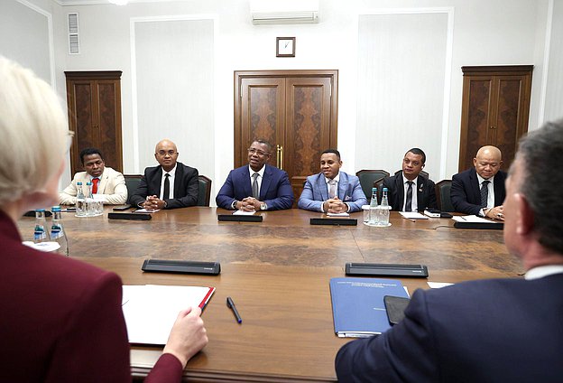 Встреча заместителя Председателя Государственной Думы Виктории Абрамченко с Председателем Национального Собрания Республики Мадагаскар Ситени Тьерри Рандрианасулуниайку