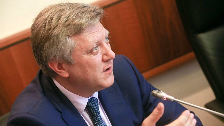 Первый заместитель Председателя Комитета по развитию гражданского общества, вопросам общественных и религиозных объединений Дмитрий Вяткин