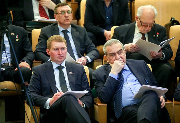 Член Комитета по экономической политике, промышленности, инновационному развитию и предпринимательству Алексей Канаев (слева)