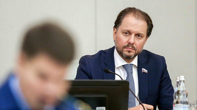 Первый заместитель Председателя Комитета по природным ресурсам, собственности и земельным отношениям Владимир Сысоев