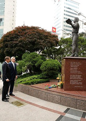 Официальный визит Председателя Государственной Думы Федерального Собрания Российской Федерации Сергея Нарышкина в Республику Корея. Возложение цветов к памятнику А.С. Пушкину.