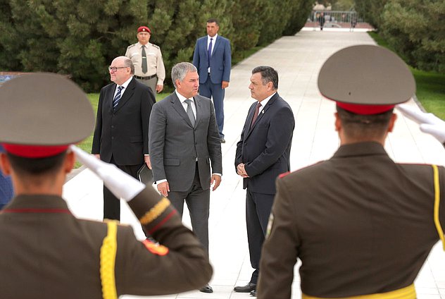 Возложение цветов к Монументу независимости и гуманизма в Ташкенте