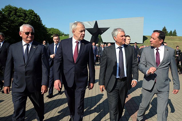 Председатель Палаты представителей Национального собрания Республики Беларусь Игорь Сергеенко и Председатель Государственной Думы Вячеслав Володин. Мемориальный комплекс «Брестская крепость - герой»