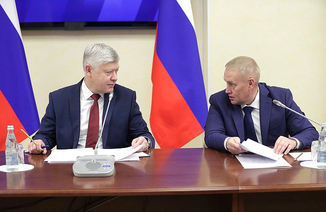 Chairman of the Committee on Security and Corruption Control Vasilii Piskarev and member of the Committee on Control and Regulations Andrei Alshevskikh