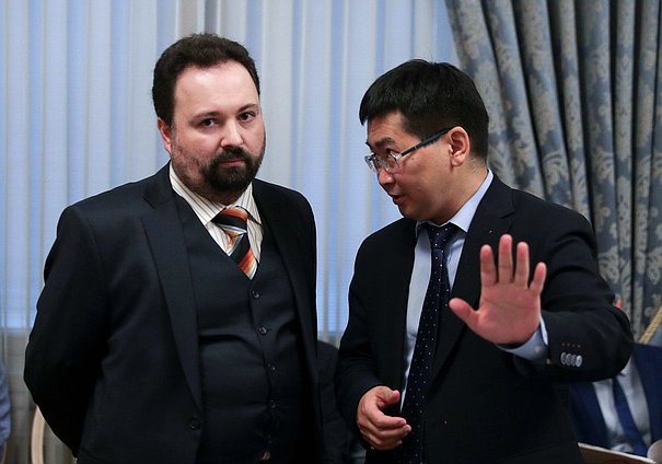 Заместитель Председателя Комитета по природным ресурсам, собственности и земельным отношениям Николай Будуев (справа)