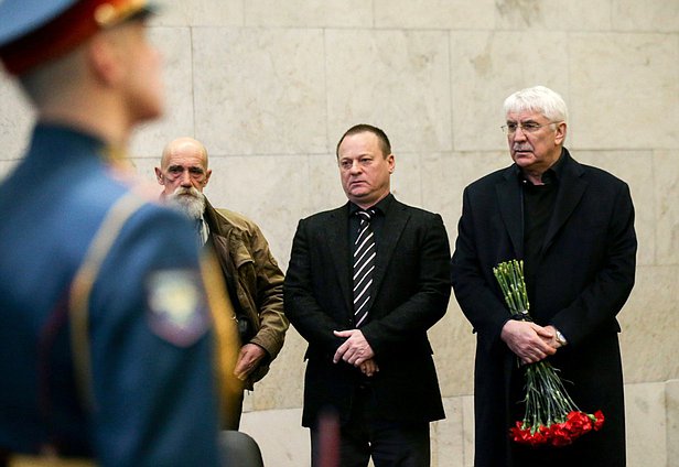 Заместитель Председателя Комитета по международным делам Алексей Чепа (справа)