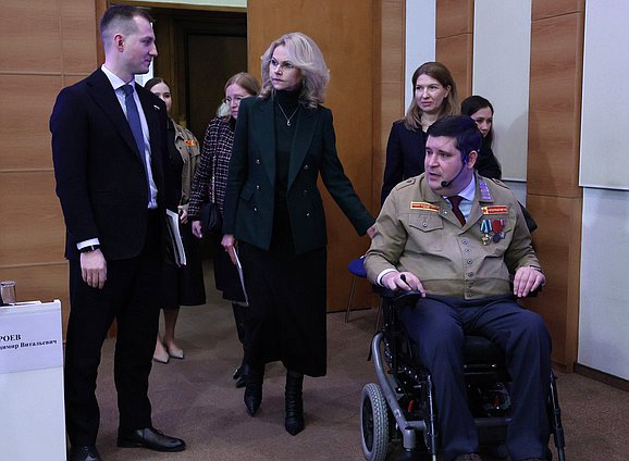 Председатель Комитета по молодежной политике Артем Метелев, заместитель Председателя Правительства РФ Татьяна Голикова и заместитель Председателя Комитета по молодежной политике Михаил Киселев