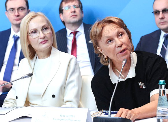 Заместитель Председателя Государственной Думы Ирина Яровая и генеральный директор ООО «Киностудия «Вертикаль» Екатерина Маскина