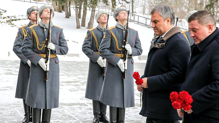 Председатель Государственной Думы Вячеслав Володин и губернатор Волгоградской области Андрей Бочаров во время возложения на территории мемориального комплекса.Фото: Анна Исакова/Фотослужба Государственной Думы.