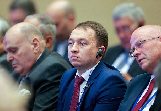 Член Комитета по государственному строительству и законодательству Олег Быков