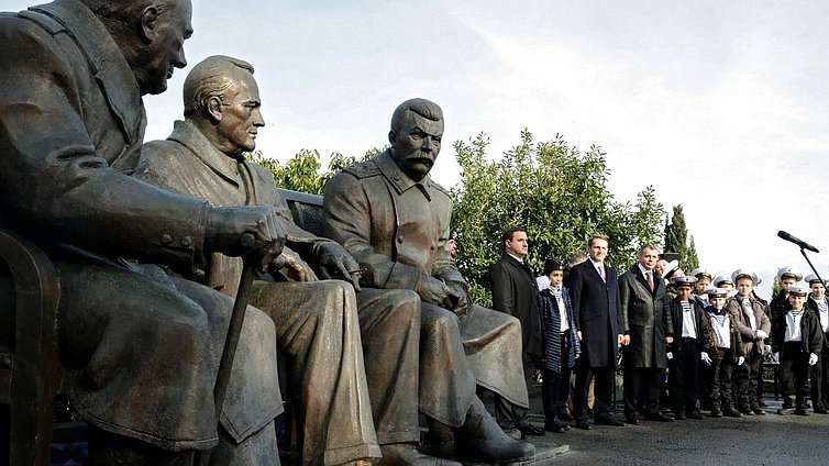 Открытие памятника лидерам антигитлеровской коалиции-участникам Ялтинской конференции 1945 г. Ф. Рузвельту, И.В. Сталину и У. Черчиллю.